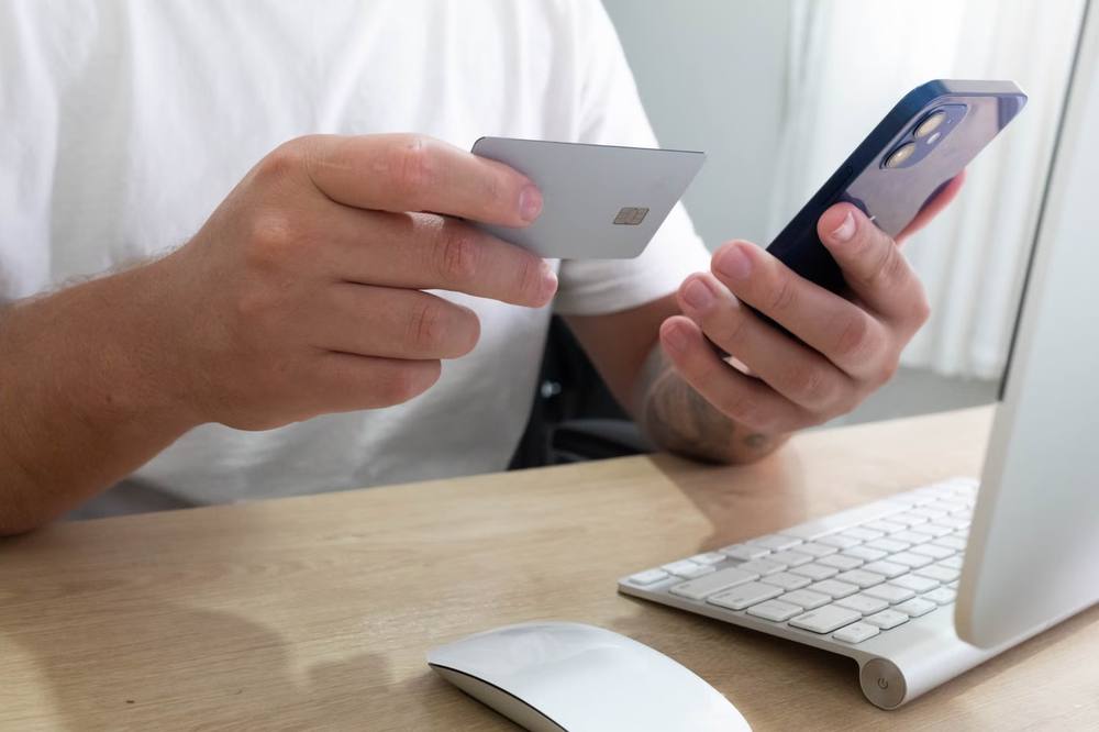 Ponsel dan kartu bank di atas meja untuk transaksi digital